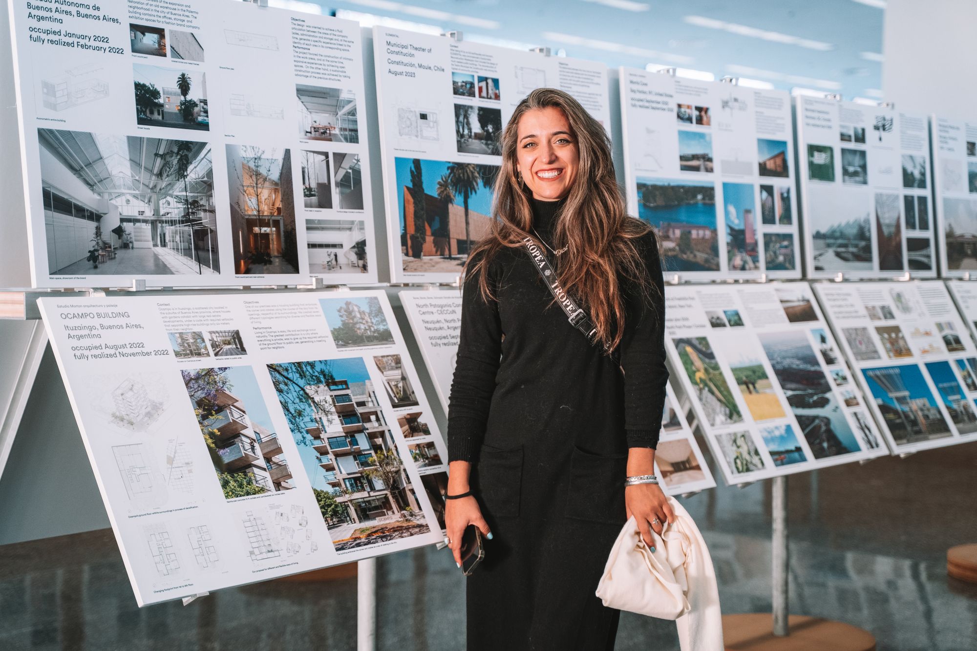 Diorella Fortunati frente a una exposición de arquitectura